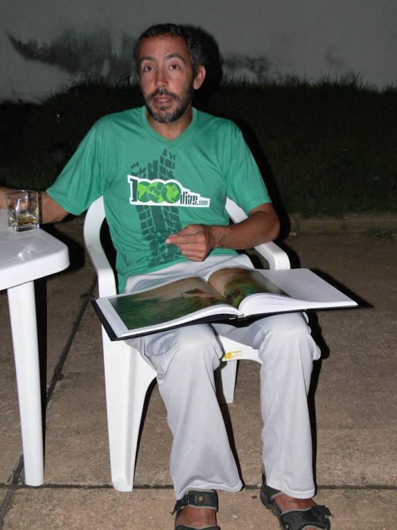 Lendo o livro 'No Coração do Brasil', na casa do Marco Aurélio, em Palmas - TO (foto de Marco Aurélio Jacob)